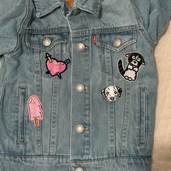 Levi’s little girls Sz 5/6 Kids Trucker Denim Jacket with curated patches - Picture 11 of 15